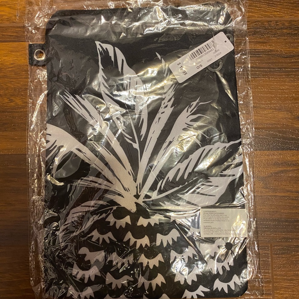 Zipper pinnaple pouch